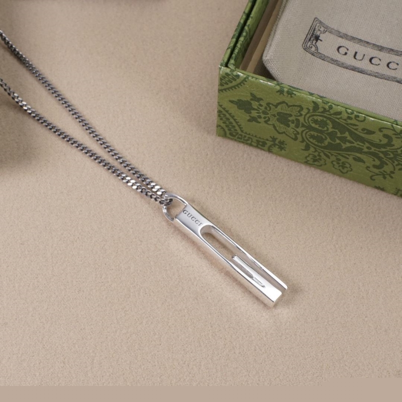 G*u*i necklaces